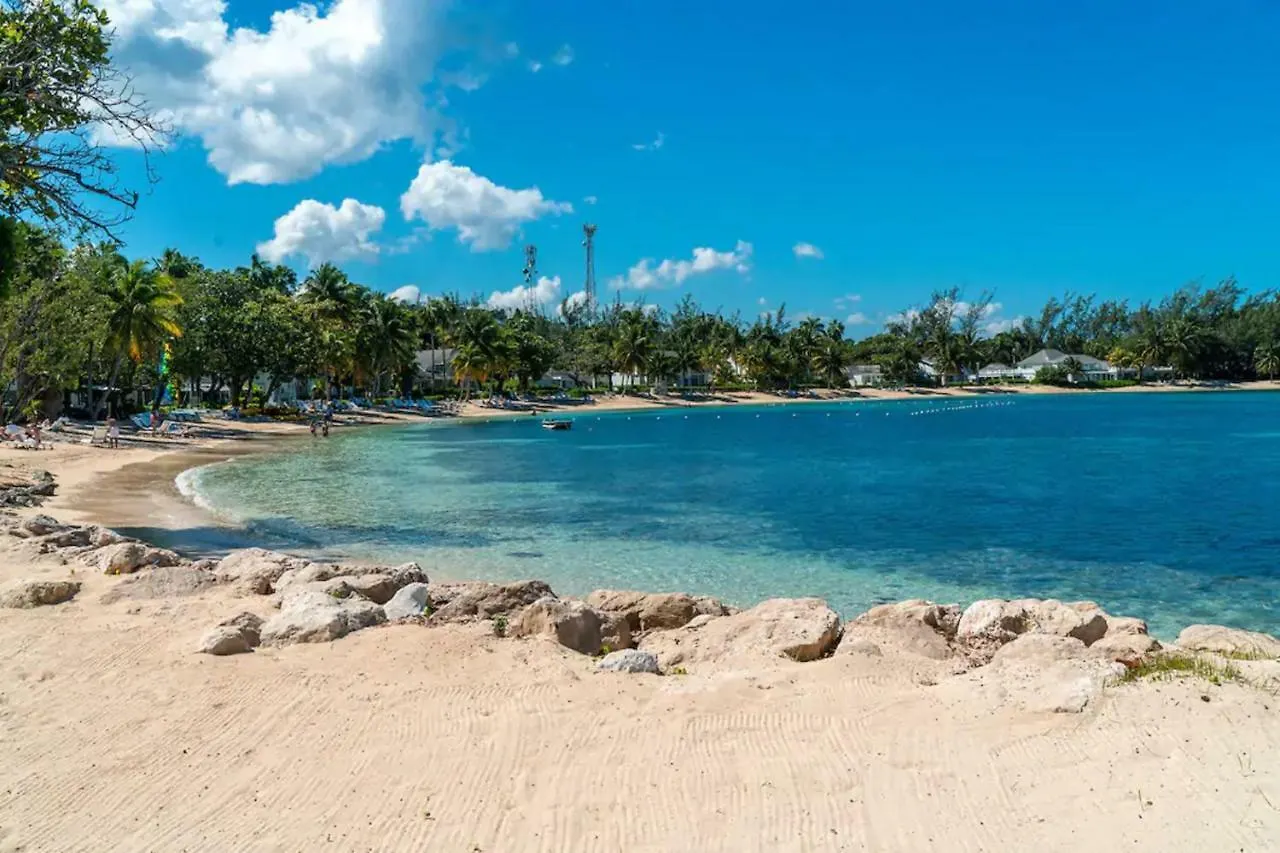 Magnificent 5-Bedroom Estate Villa, Sleeps 12 Montego Bay